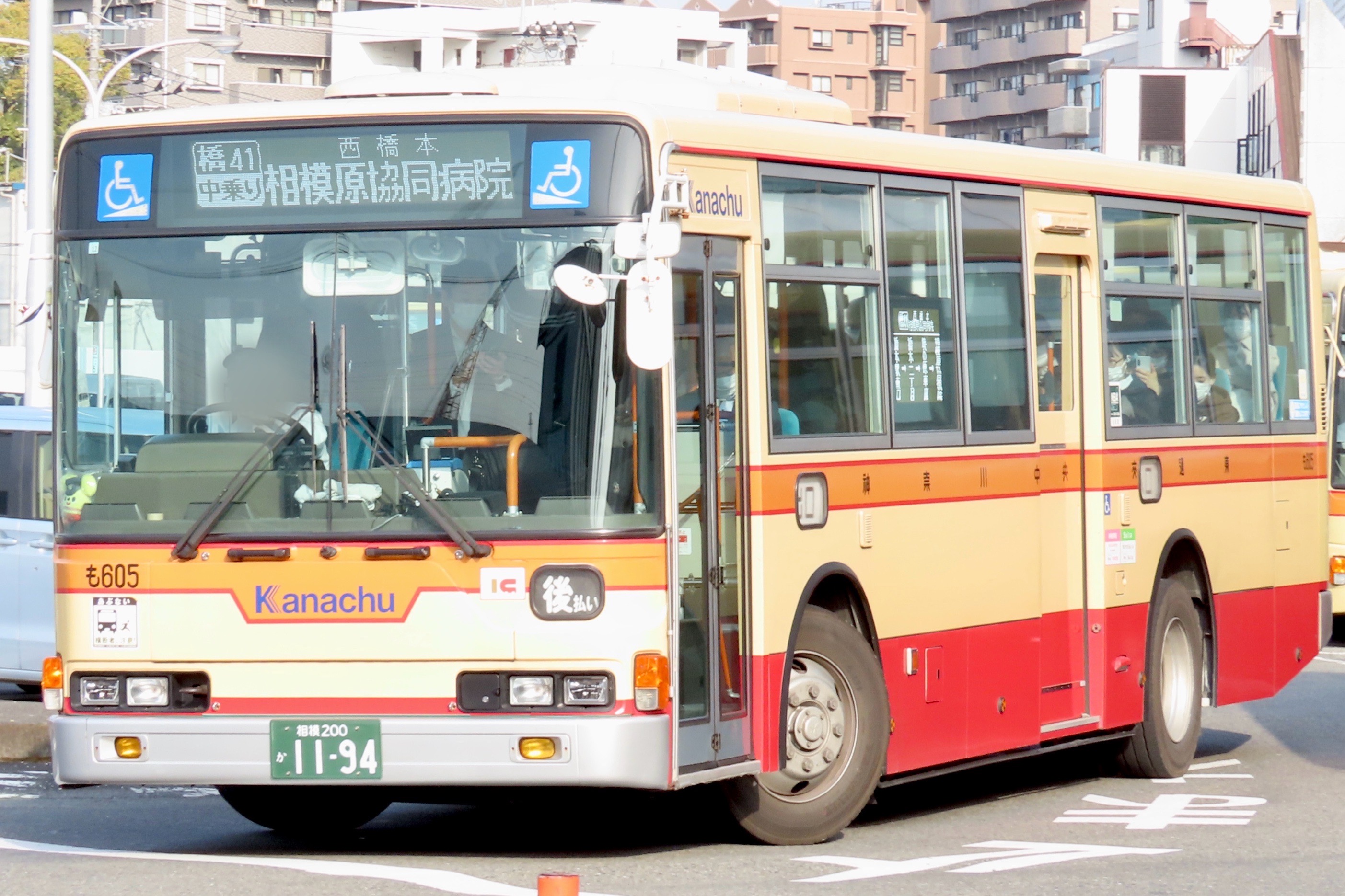 神奈中バス　社紋（フロントエンブレム ） 新ロゴを付けた神奈中バス～既存ロゴを付けた車両と並ぶと違いも
