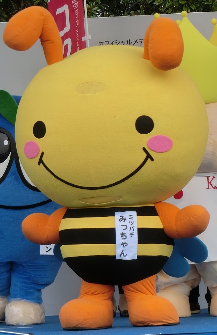 ミツバチみっちゃんぬいぐるみ（おすわりver）15cm - YEG-mall